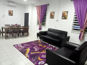 Sweet Purple Homestay Gambang Jaya